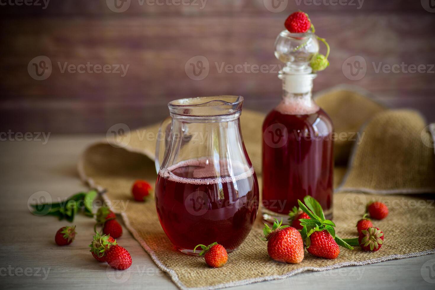 sucré cuit fraise sirop dans une verre carafe photo