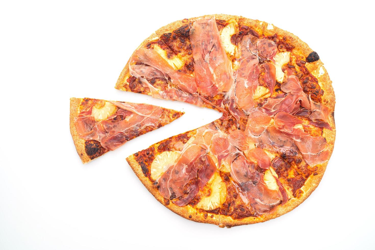 pizza au prosciutto ou pizza au jambon de parme sur fond blanc photo