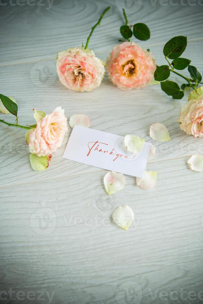 bouquet de magnifique Orange des roses sur table photo