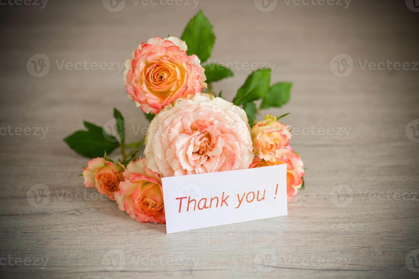 bouquet de magnifique Orange des roses sur table photo