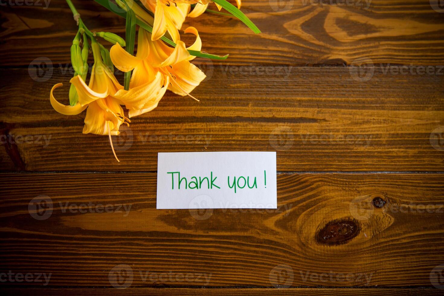 bouquet de magnifique Jaune fleurs de lys sur en bois table photo