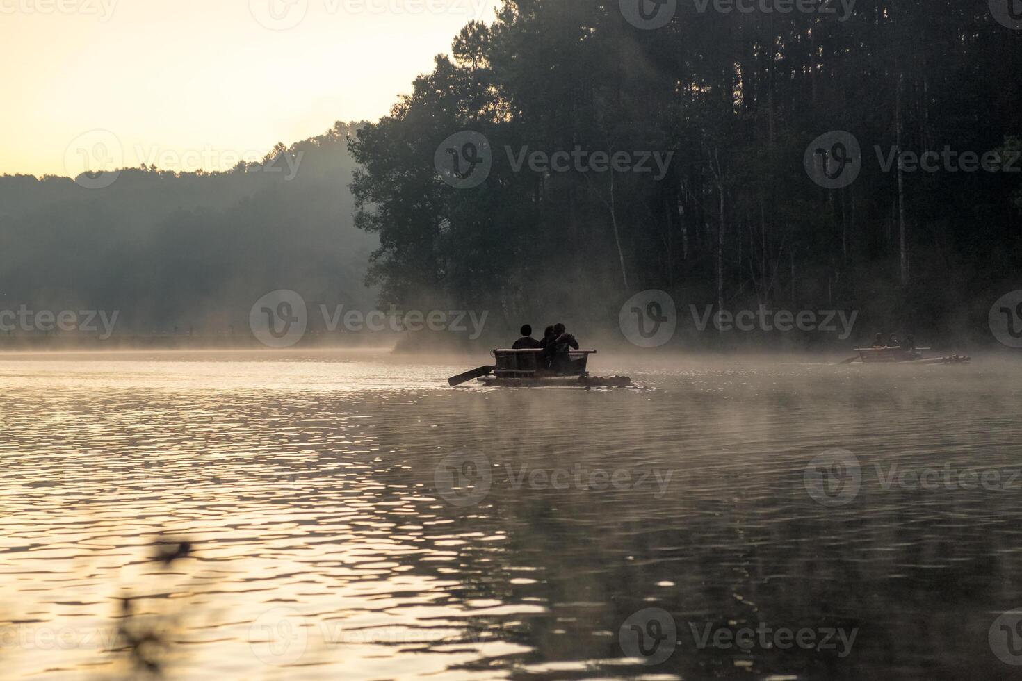 rafting activité dans brumeux sur réservoir photo