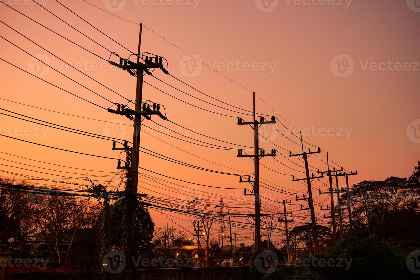 utilitaire pôle avec Puissance ligne dans le soir photo