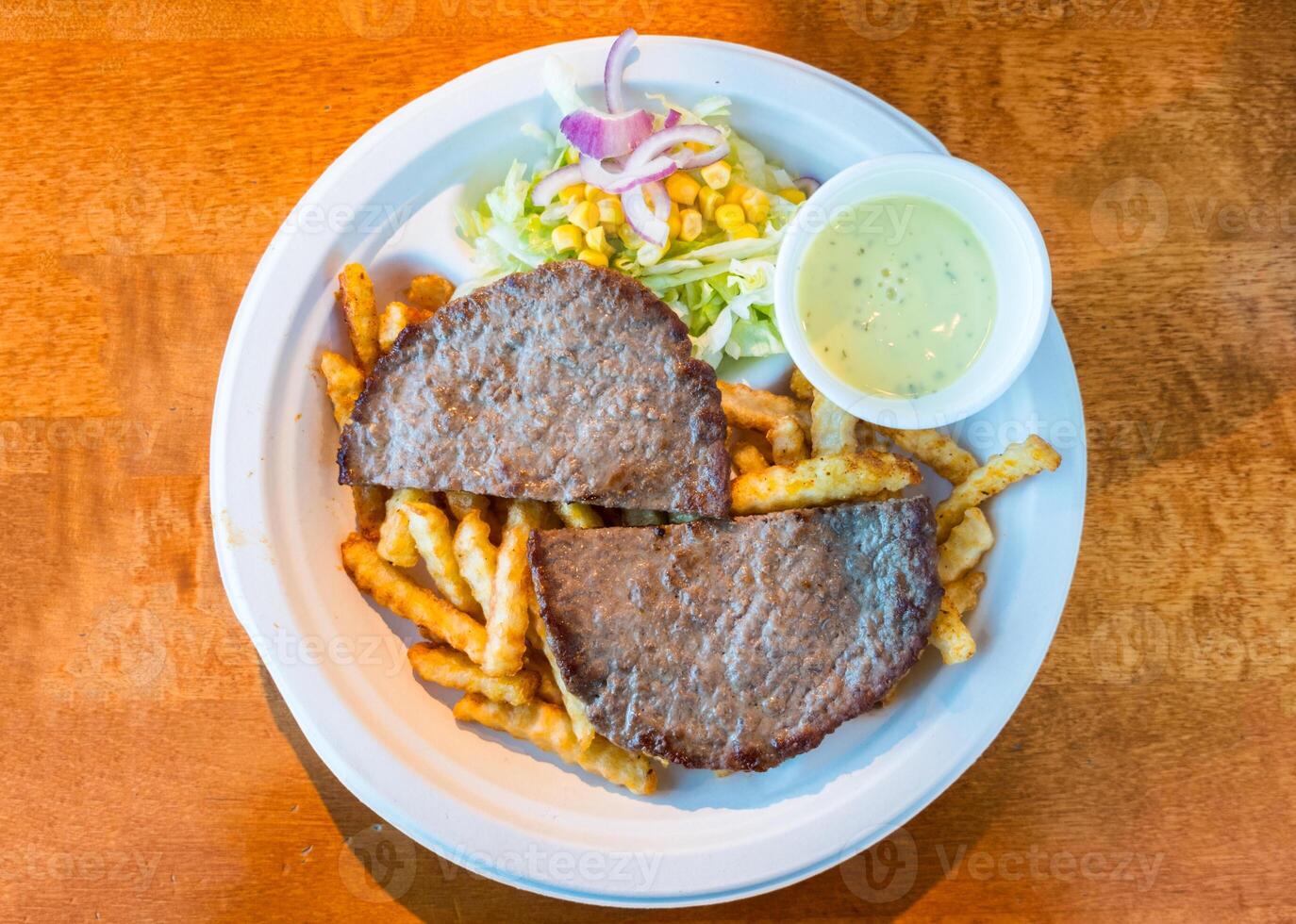 haché du boeuf grillé tranché avec pomme de terre, légume et sauce sur assiette photo