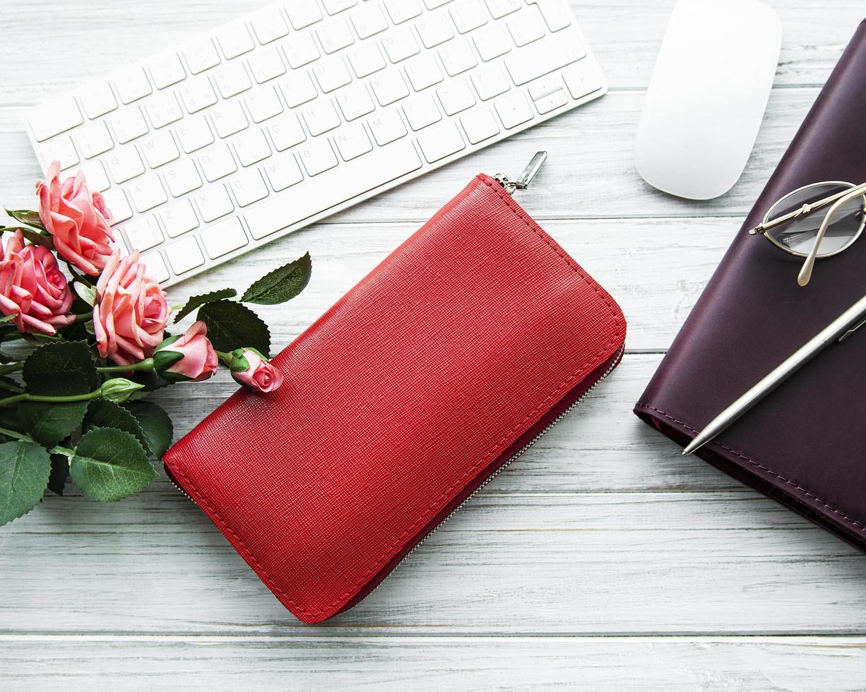 portefeuille femme en cuir rouge photo