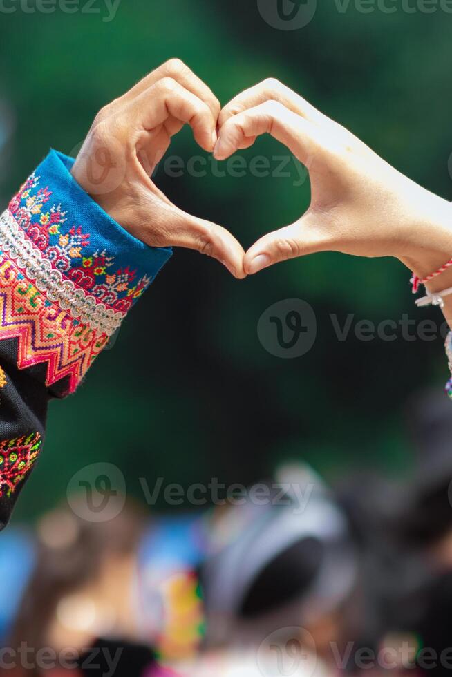 amoureux soulève sa mains et fait du cœur symbole Express sens de l'amour relation amicale et la gentillesse vers sa ami et amoureux. couple les usages leur mains à faire cœur symbole cette veux dire l'amour et amitié. photo