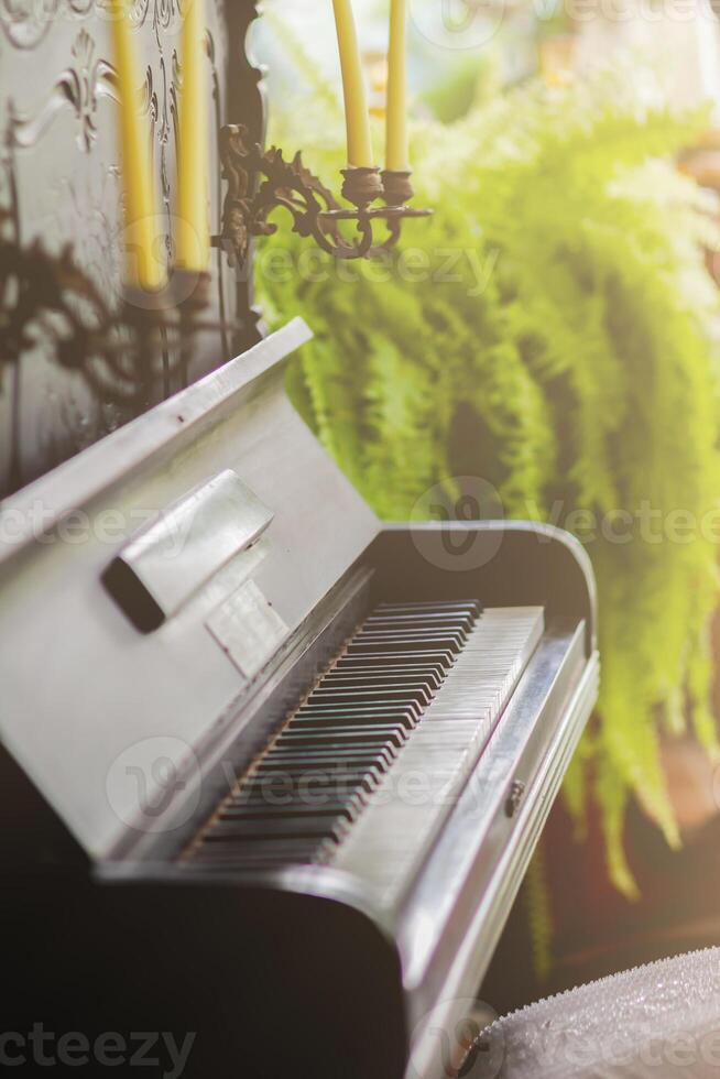 magnifique piano Contexte sont ensemble par le fenêtre dans le Matin attendre pour le pianiste à viens à entraine toi dans le Matin à réduire le erreur de ayant à effectuer le piano performance à une concert photo