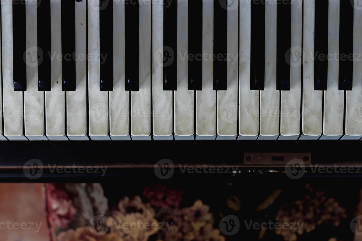 magnifique piano Contexte sont ensemble par le fenêtre dans le Matin attendre pour le pianiste à viens à entraine toi dans le Matin à réduire le erreur de ayant à effectuer le piano performance à une concert photo