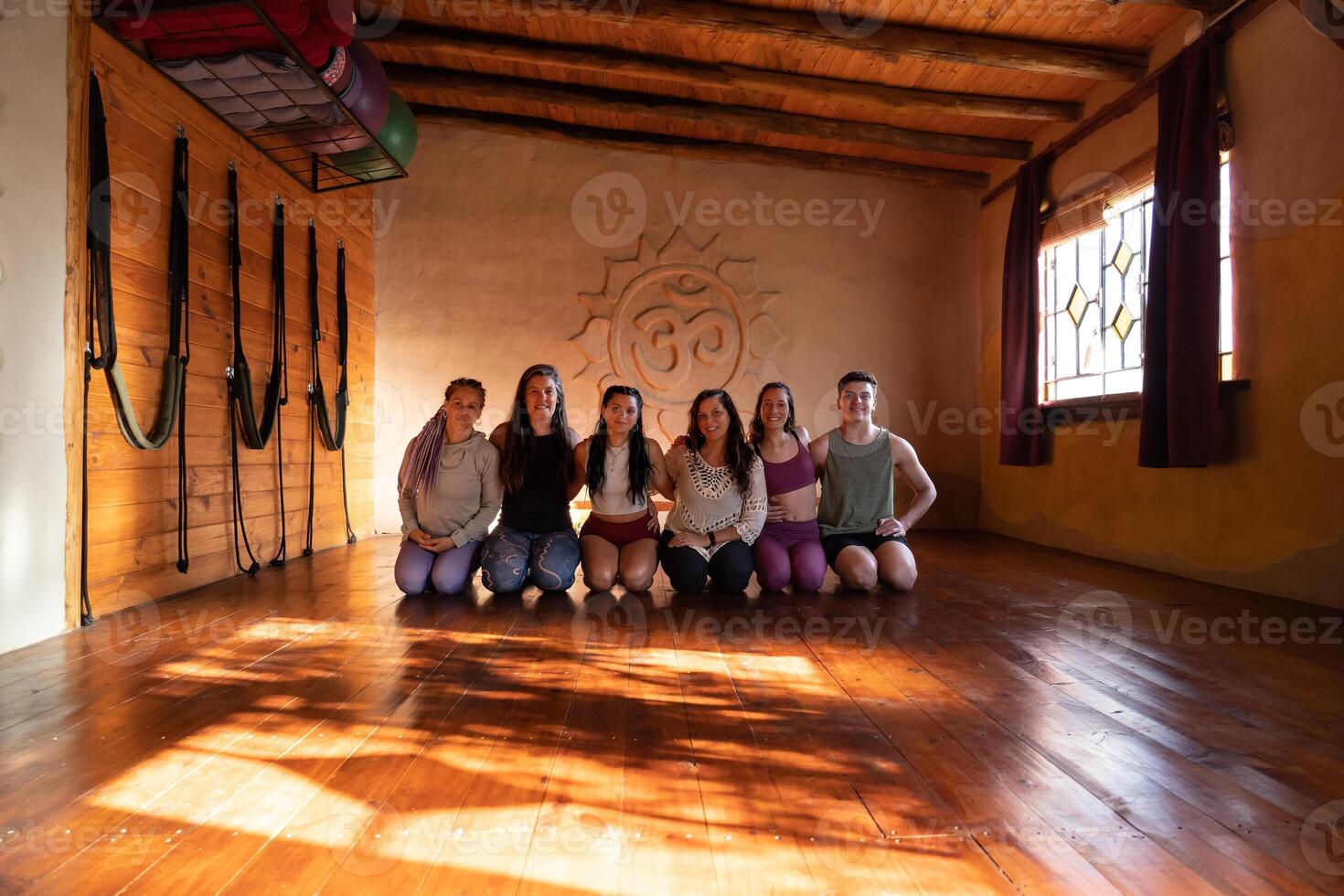 groupe portrait de une communauté de gens pratiquant yoga souriant et à la recherche à le caméra. photo