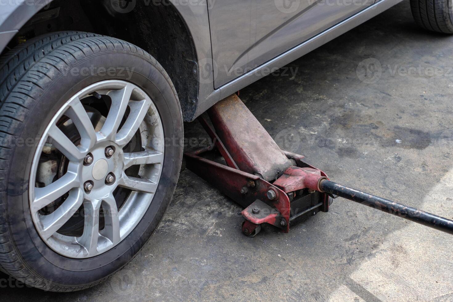 réparer voiture avec levage en haut dans magasin photo