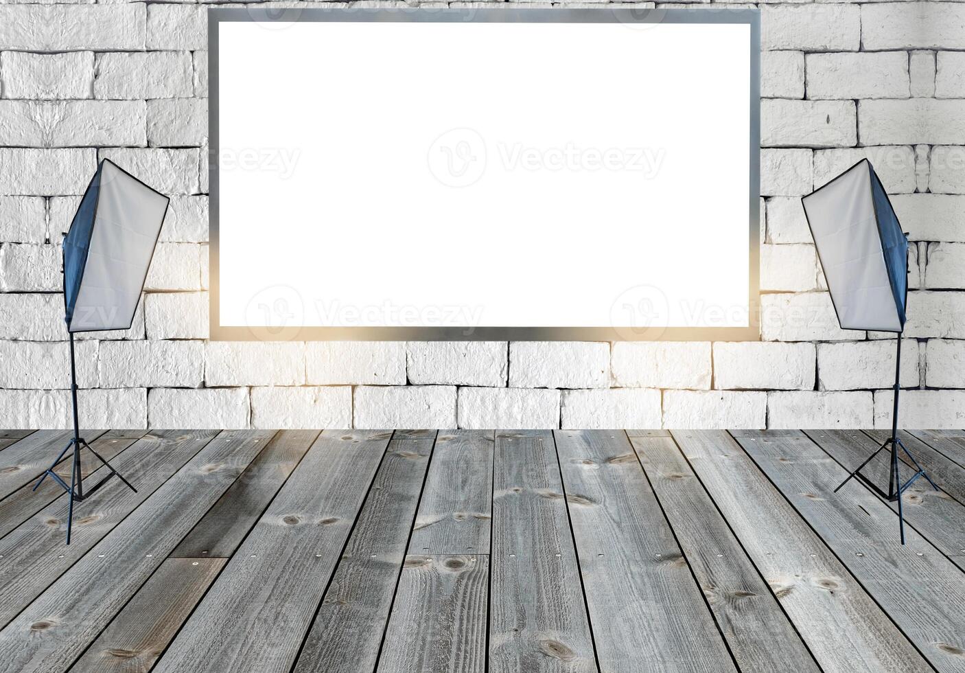 Vide panneau d'affichage avec avec studio lumières sur en bois sol sur mur photo