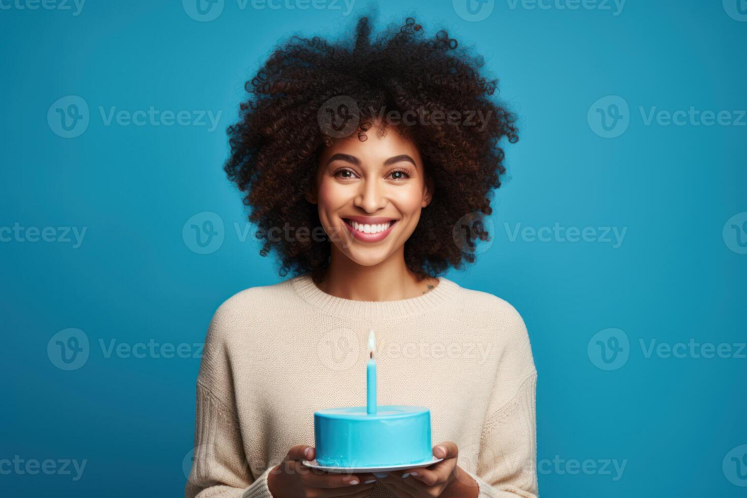 ai généré femme avec afro boucles en portant gâteau avec bougies sur bleu Contexte photo