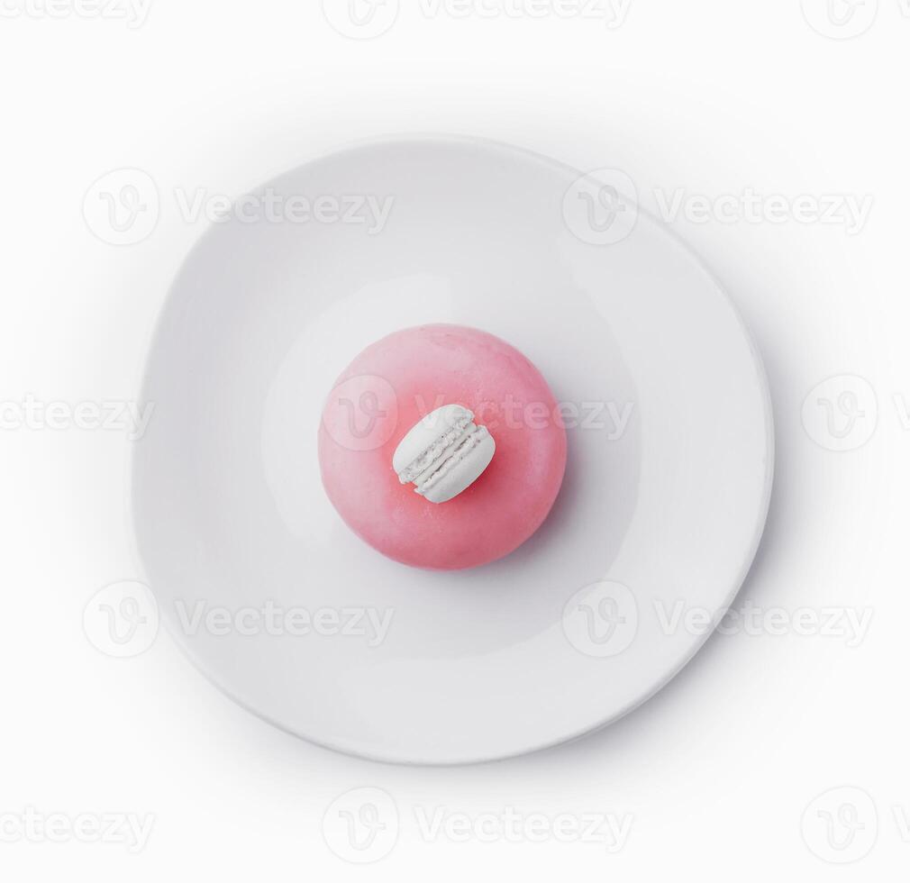 rose mousse gâteau décoré avec blanc macaron photo