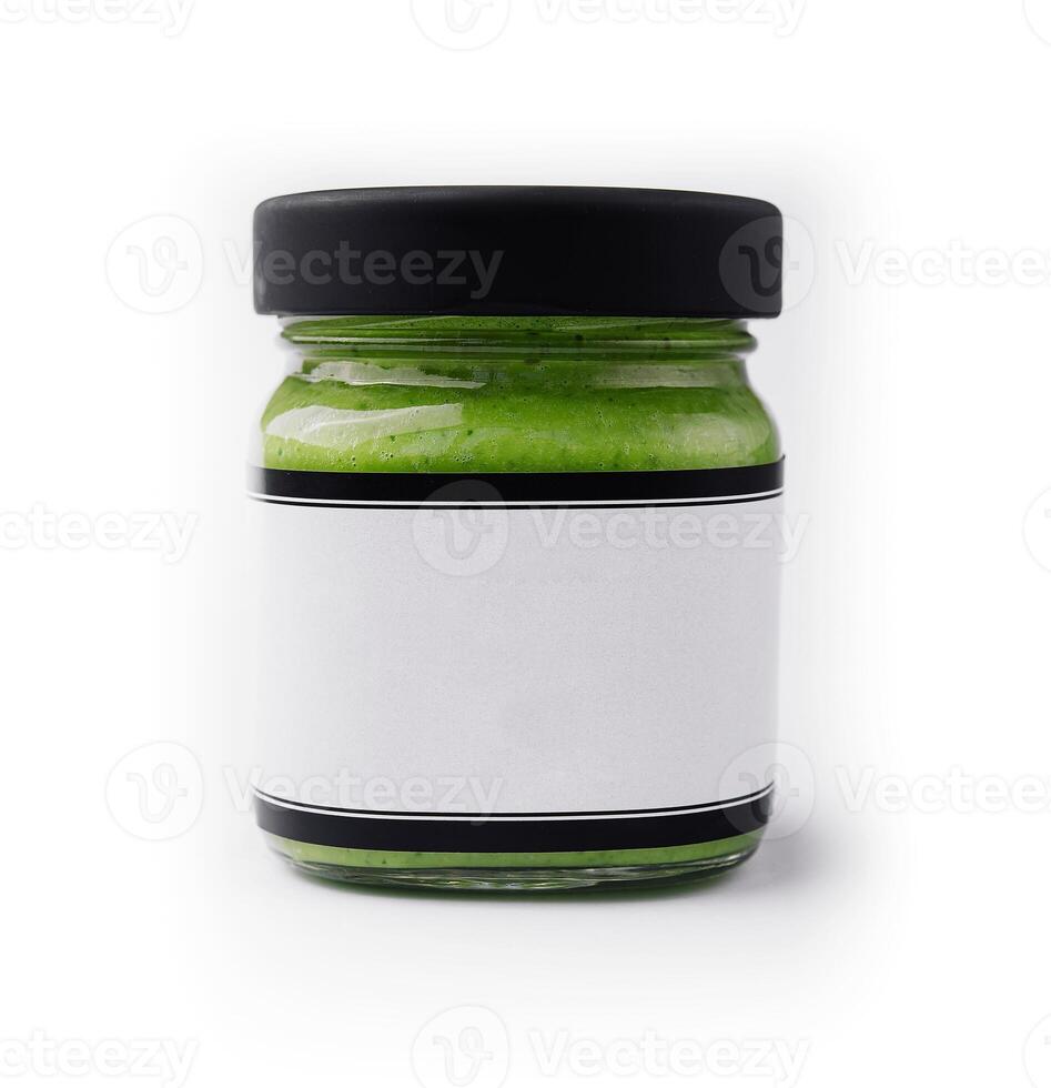 Pesto sauce dans une verre pot isolé photo