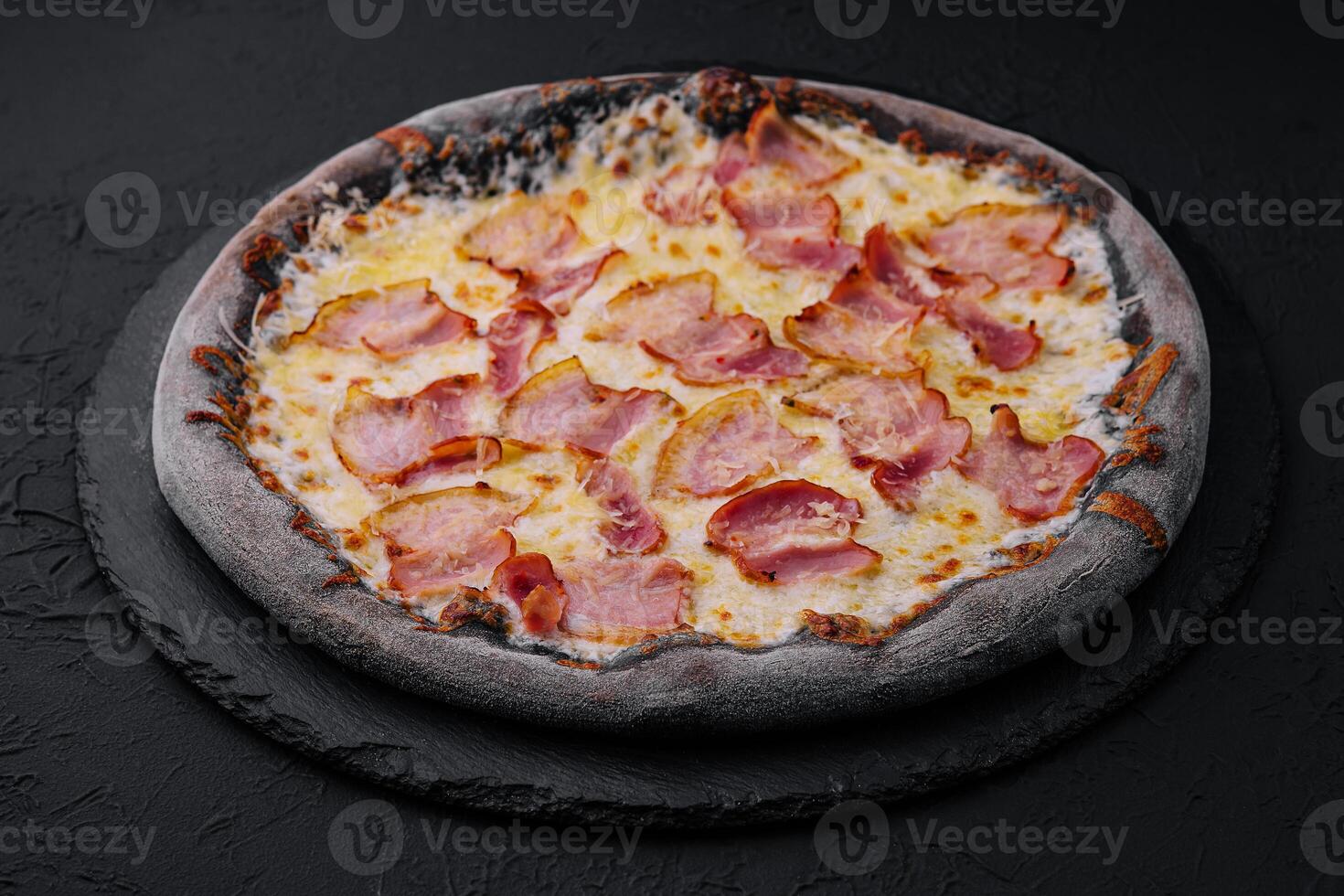 noir pâte Pizza avec fromage et jambon photo
