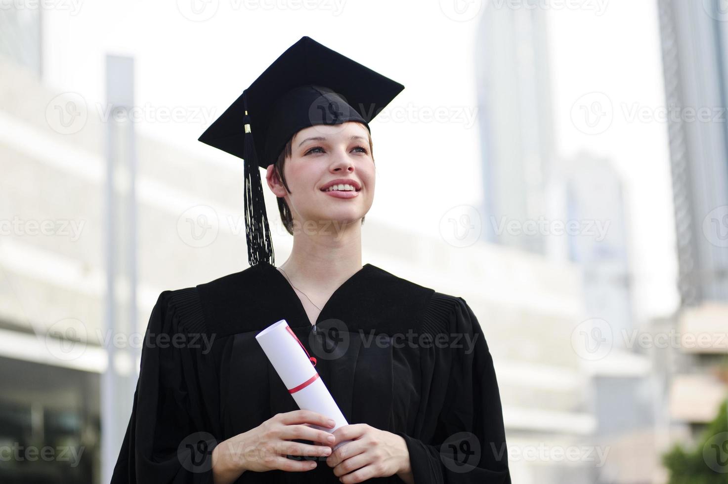 portrait de femme heureuse le jour de sa remise des diplômes souriant photo