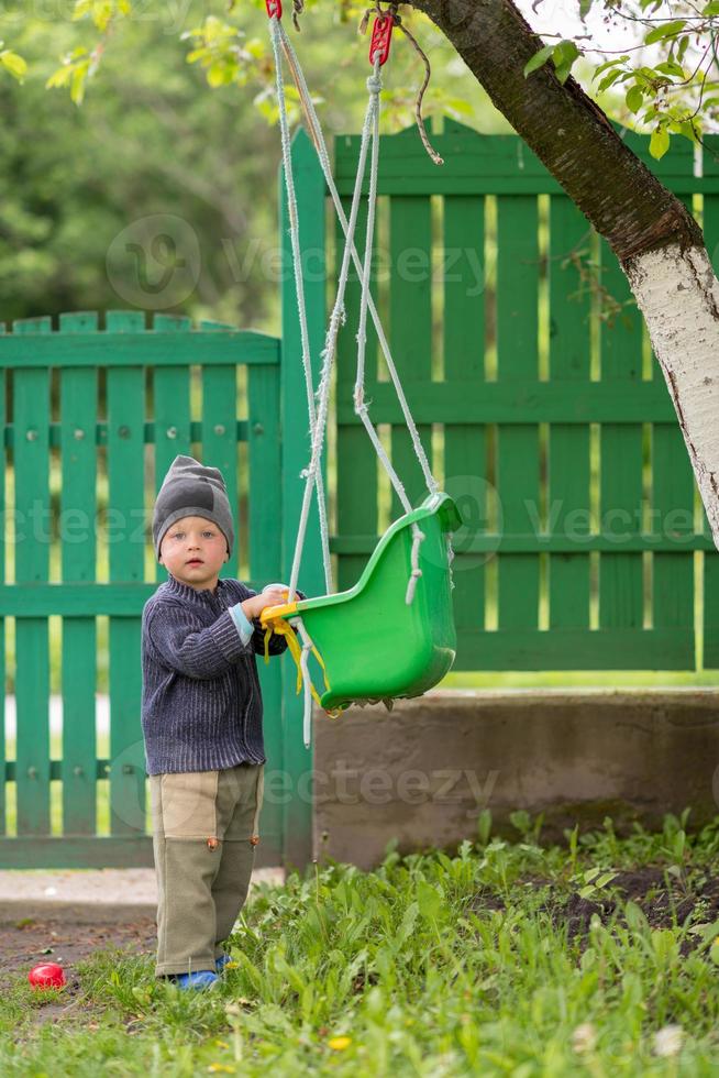 Beau petit garçon avec un photographe de pose de visage d'enfant photo