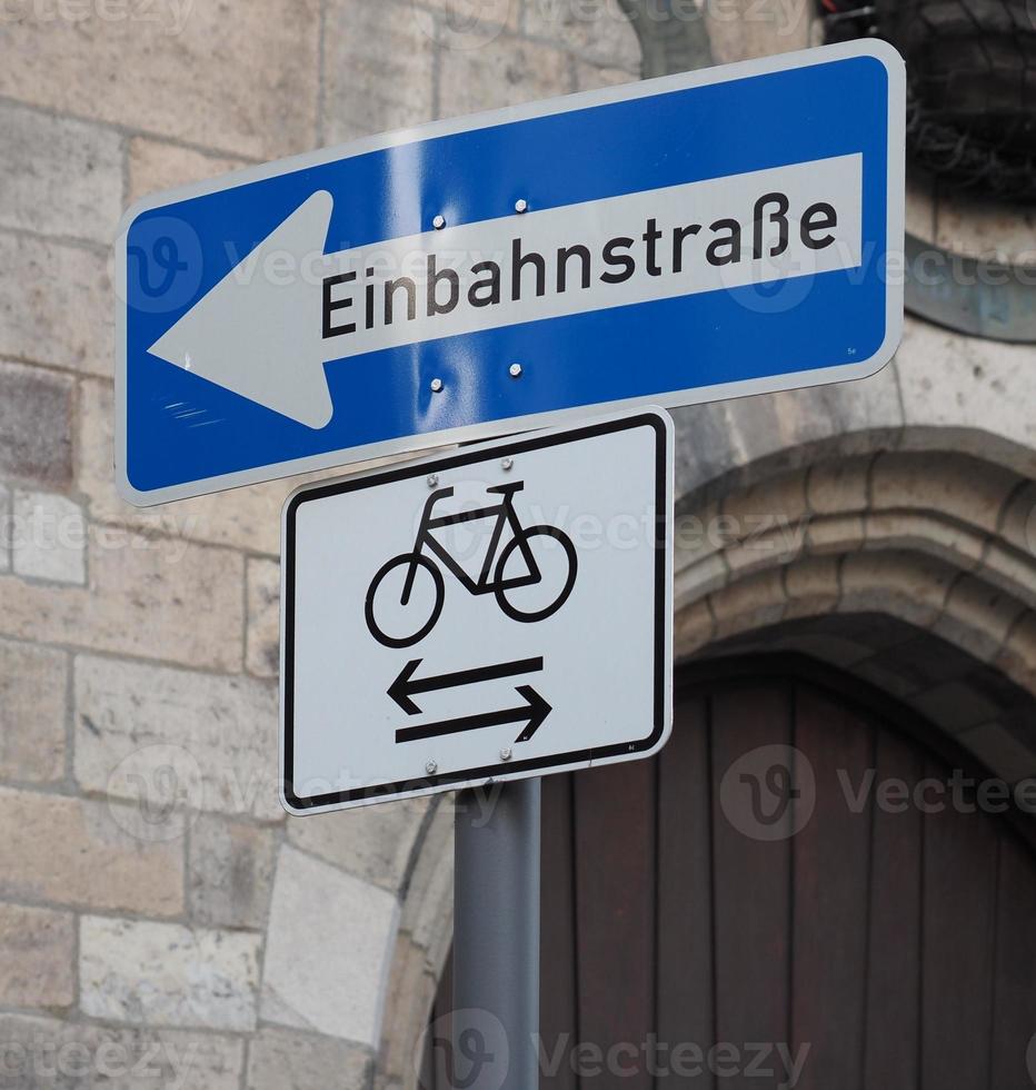 Panneau de signalisation à sens unique einbahnstrasse en allemand photo