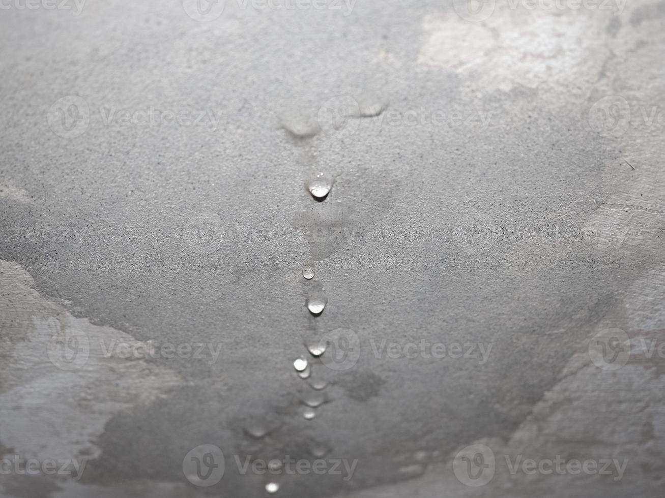 humidité humidité au plafond avec gouttes d'infiltration d'eau photo