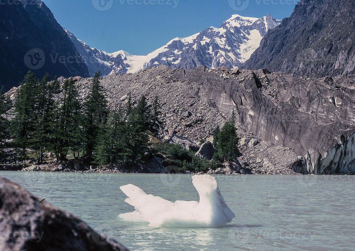 une grand Roche dans le l'eau photo