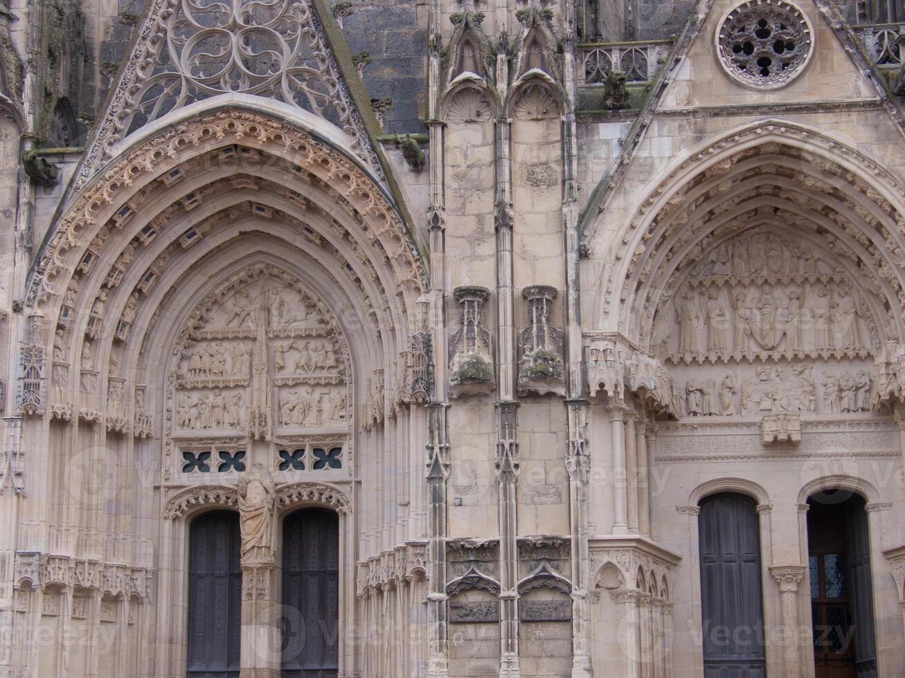 une grand bâtiment avec beaucoup les fenêtres photo