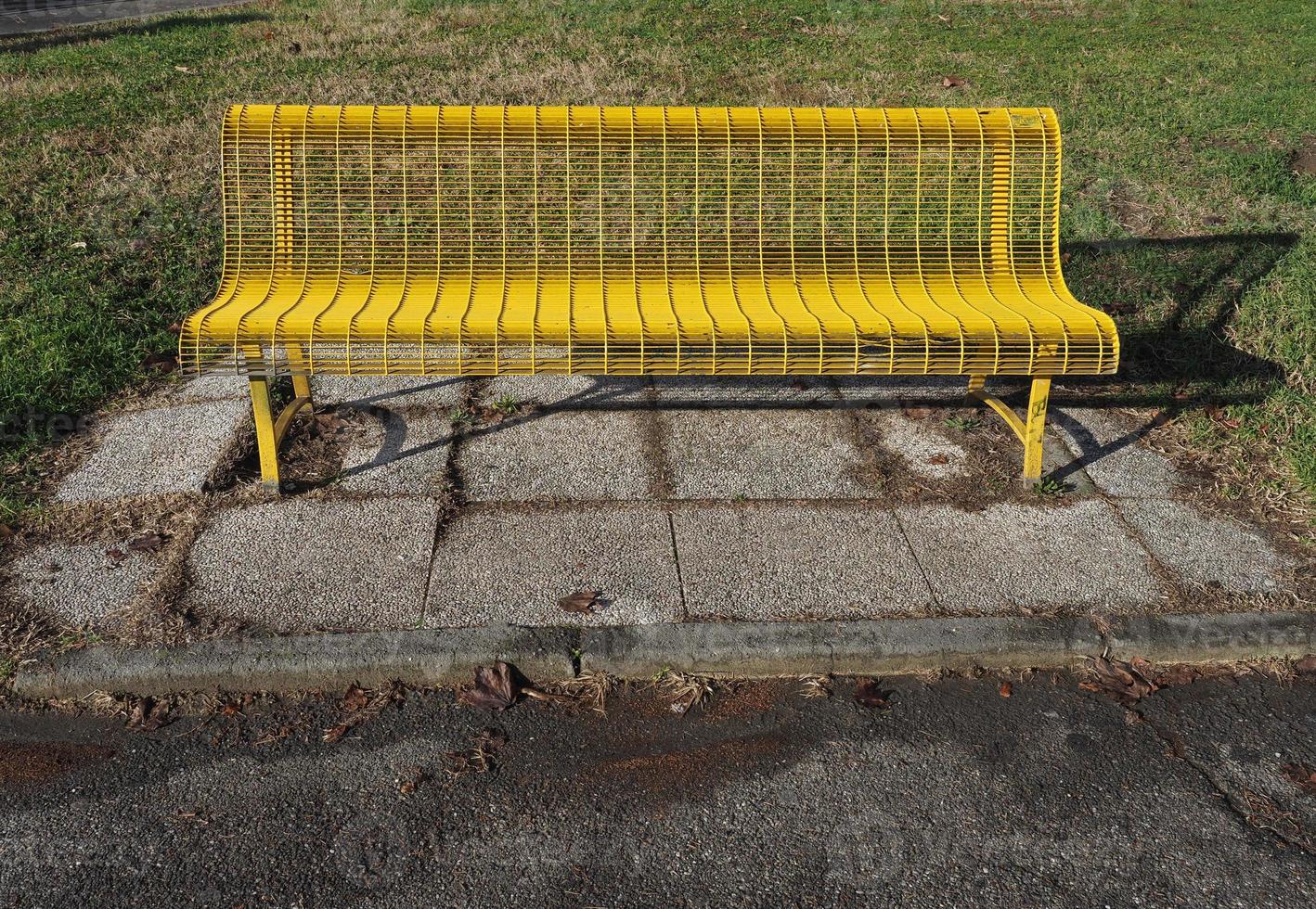 chaise de banc en parc public photo