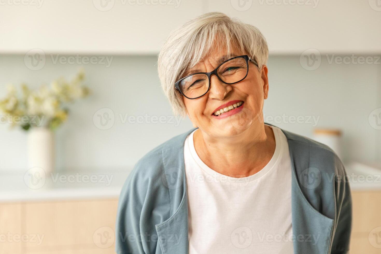 portrait de sur de soi élégant européen milieu vieilli Sénior femme. plus âgée mature Années 60 Dame souriant à maison. content attrayant Sénior femelle à la recherche caméra proche en haut visage photo du visage portrait. content gens