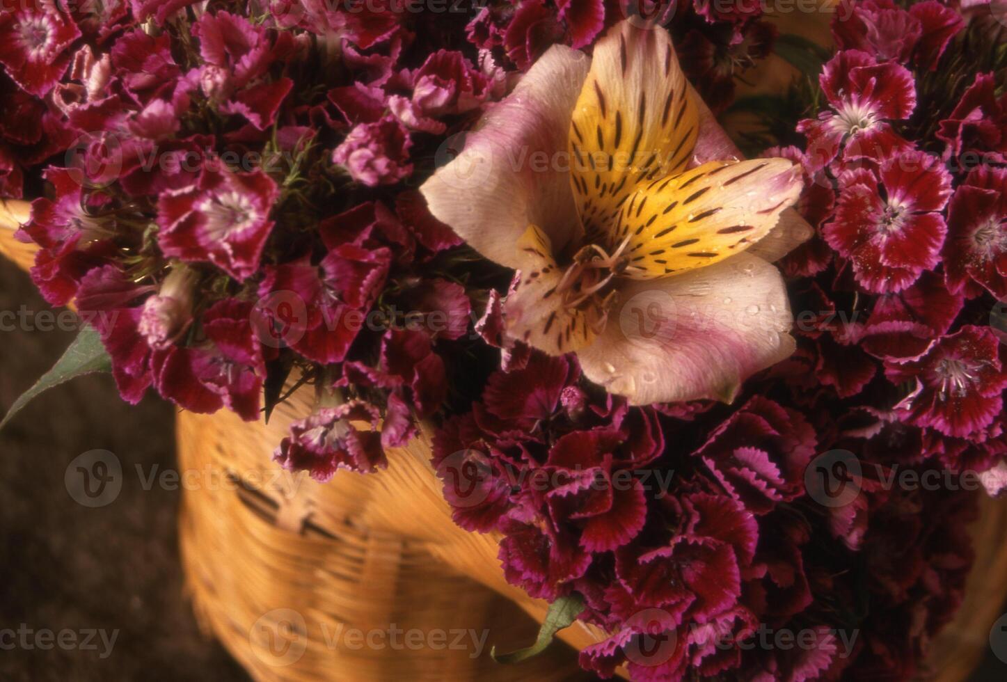 une panier avec violet fleurs et Jaune fleurs photo