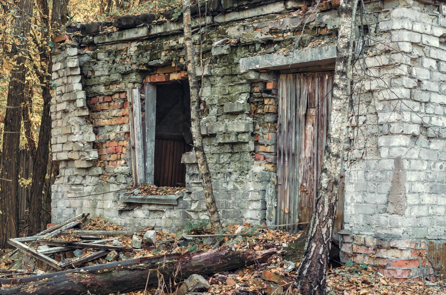 Pripyat, ukraine, 2021 - vieille maison en briques à Tchernobyl photo