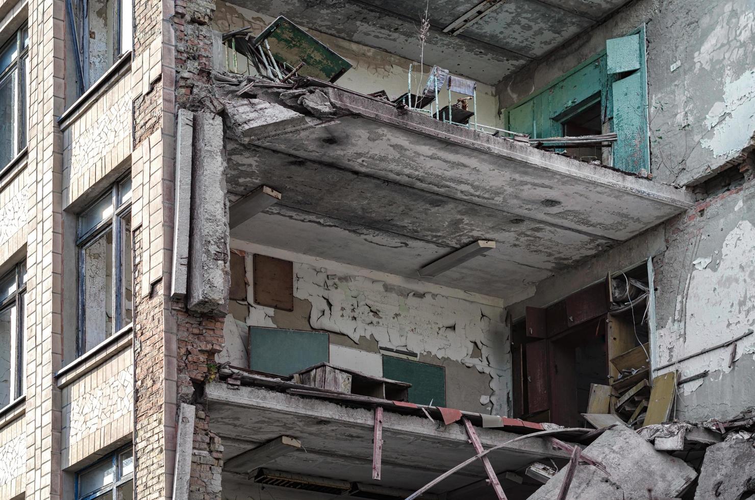 Pripyat, ukraine, 2021 - école effondrée à Tchernobyl photo