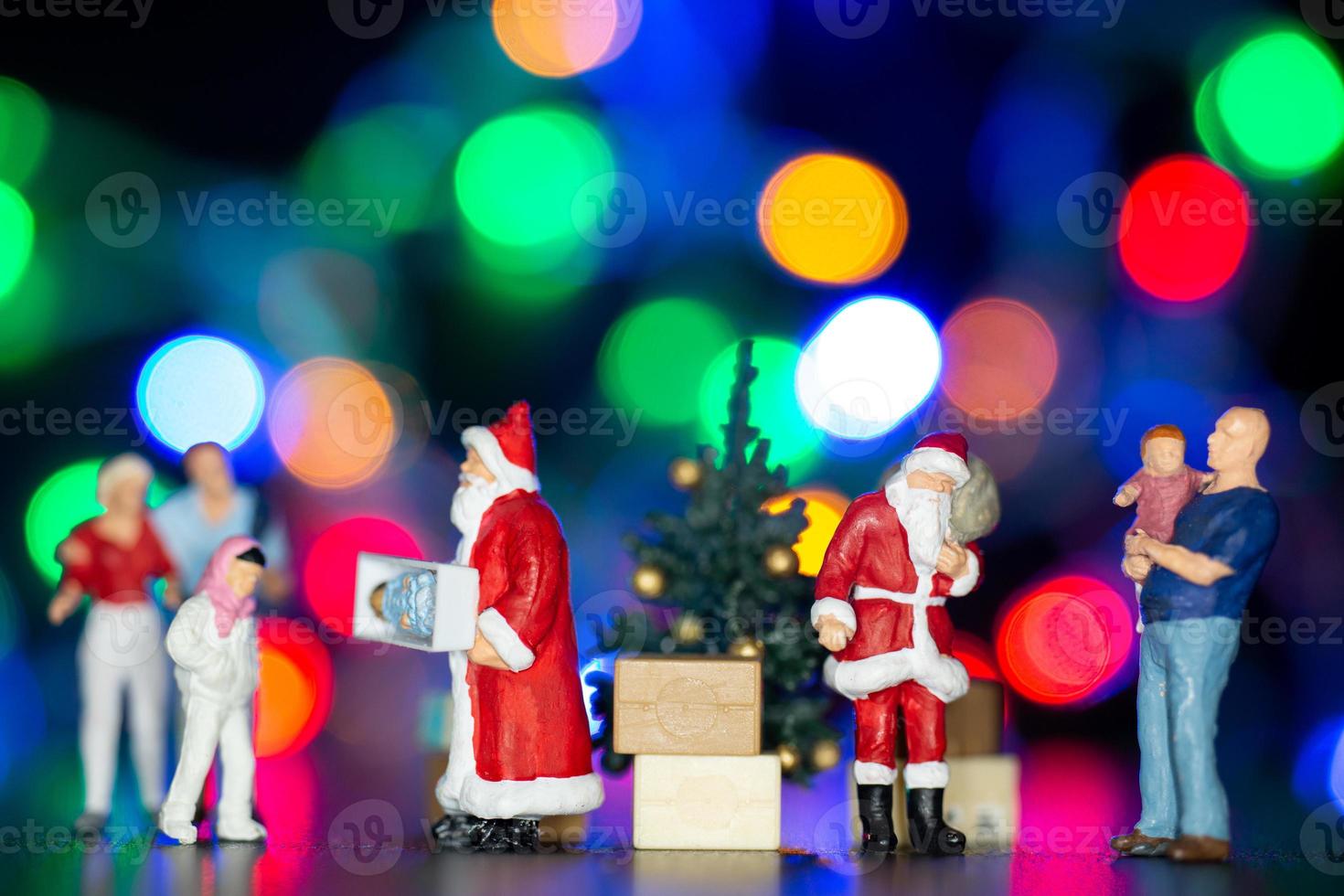 personnes miniatures, boîte-cadeau de livraison du père noël aux enfants photo