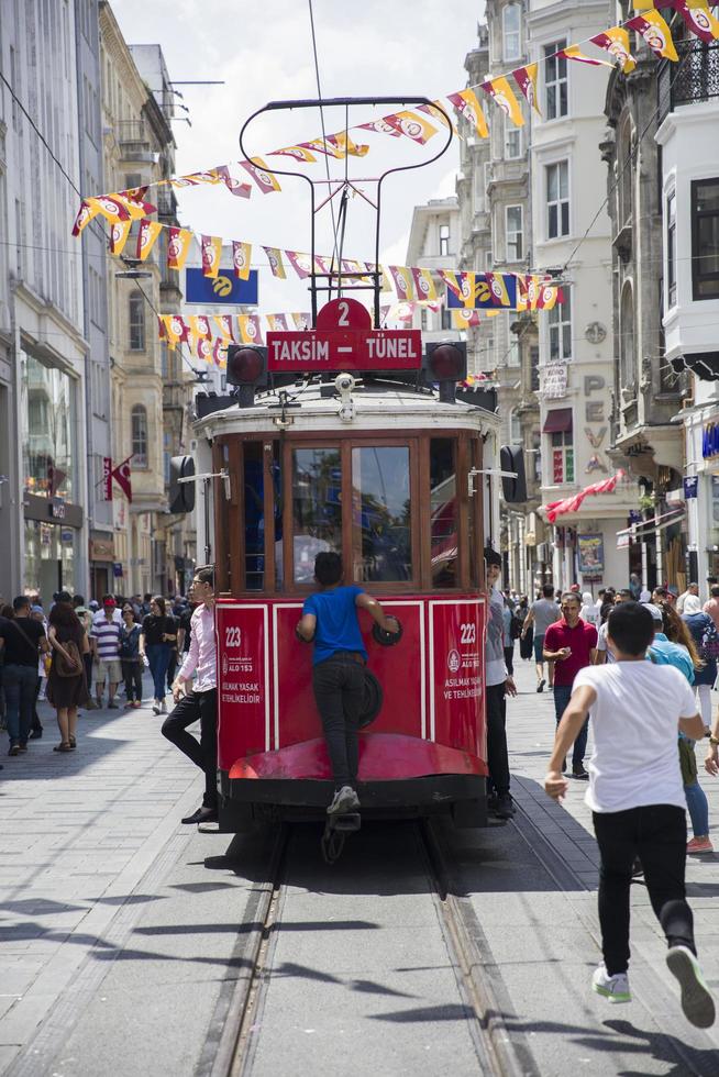 Istanbul, Turquie, 15 juin 2019 - personnes non identifiées par les tramways nostalgiques d'Istanbul à Istanbul, Turquie. à Istanbul, il y a deux lignes de tramway avec des tramways historiques. photo