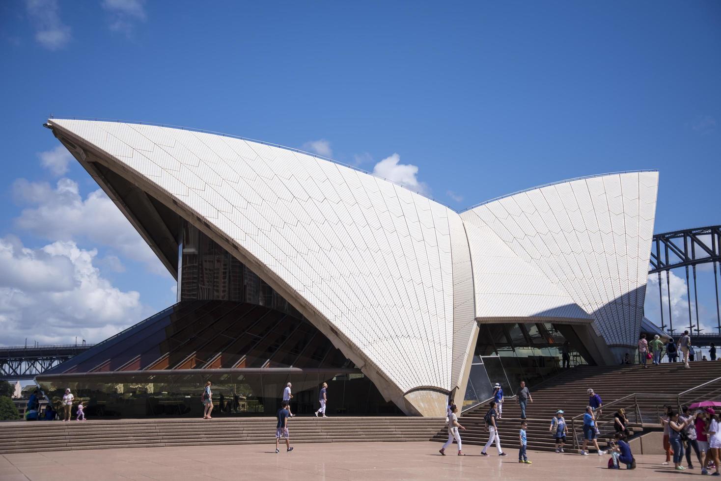 Sydney, Australie, 12 février 2015 - vue à l'opéra de Sidney à Sydney, Australie. il a été conçu par l'architecte danois jorn utzon et a été inauguré le 20 octobre 1973. photo