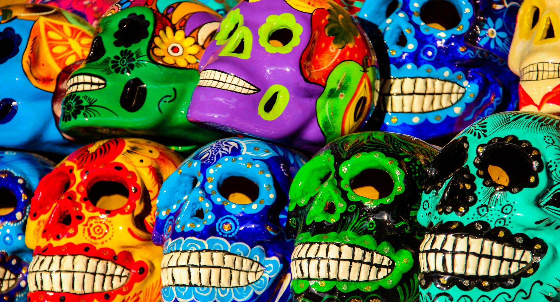 cabo san lucas, mexique, 8 août 2014 - calacas, jour du crâne en bois des masques morts sur le marché de cabo san lucas, mexique. les masques sont des symboles typiques représentant des calacas - des squelettes. photo