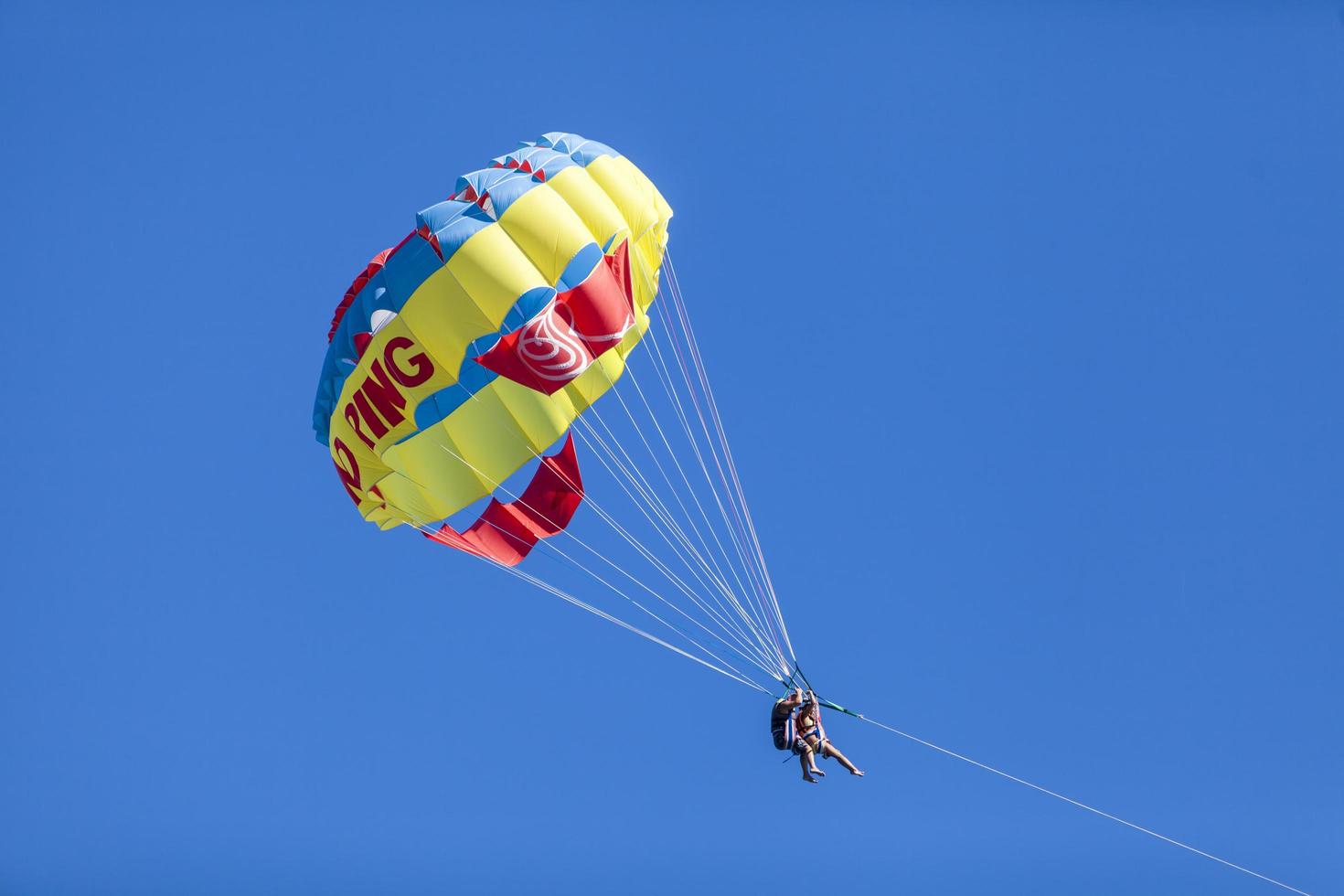 beldibi, turquie, 7 octobre - personnes non identifiées faisant du parachute ascensionnel à beldibi le 7 octobre 2013. le parachute ascensionnel est populaire sur la zone côtière de la turquie et presque tous les principaux hôtels ont une activité de parachute ascensionnel. photo