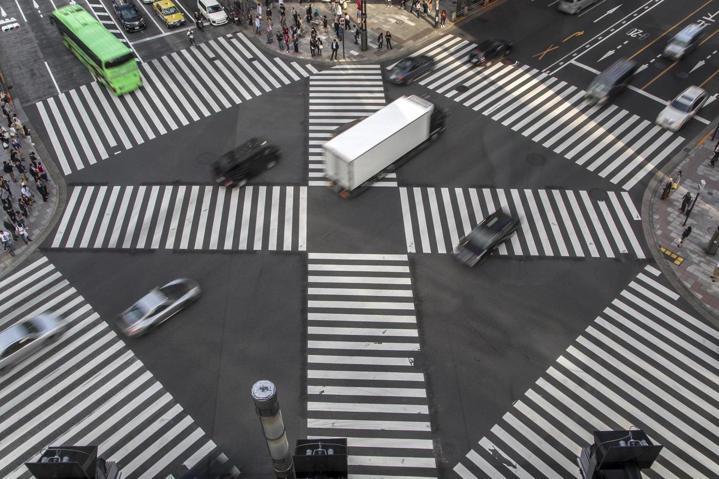 tokyo, japon, 12 octobre 2016 - personnes non identifiées traversant la rue animée de ginza, tokyo.it est un quartier commerçant haut de gamme populaire de tokyo. photo