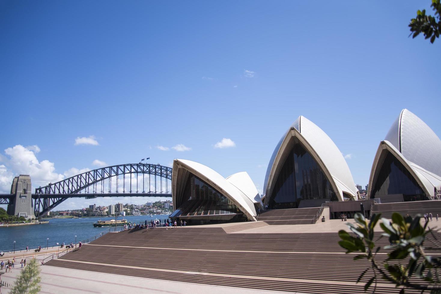 Sydney, Australie, 12 février 2015 - vue à l'opéra de Sidney à Sydney, Australie. il a été conçu par l'architecte danois jorn utzon et a été inauguré le 20 octobre 1973. photo