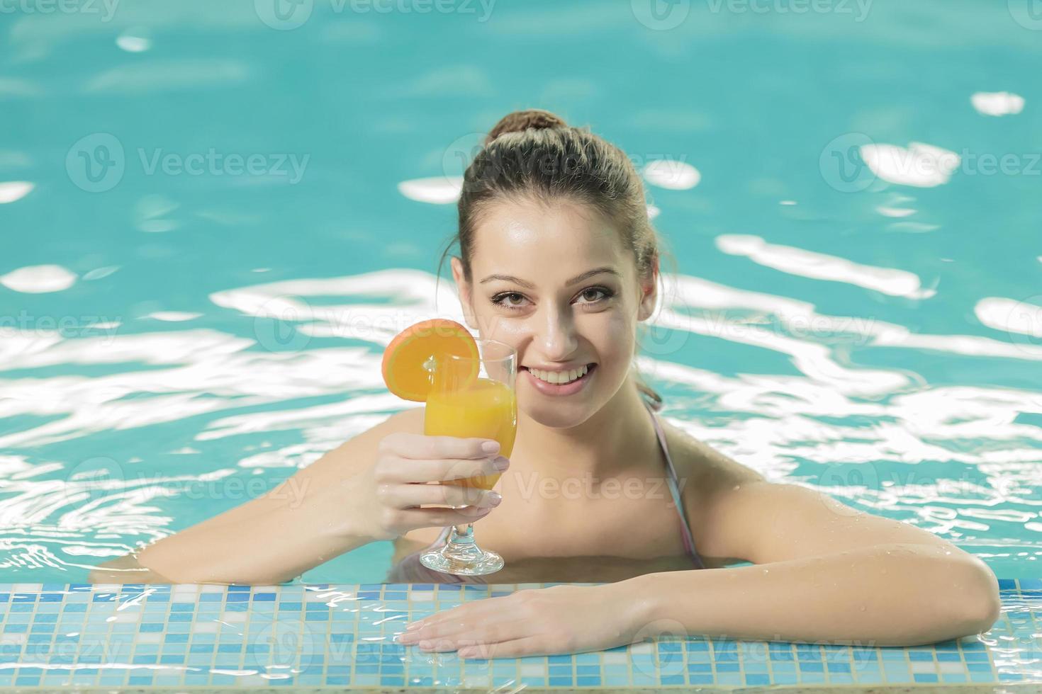 jeune femme dans la piscine photo