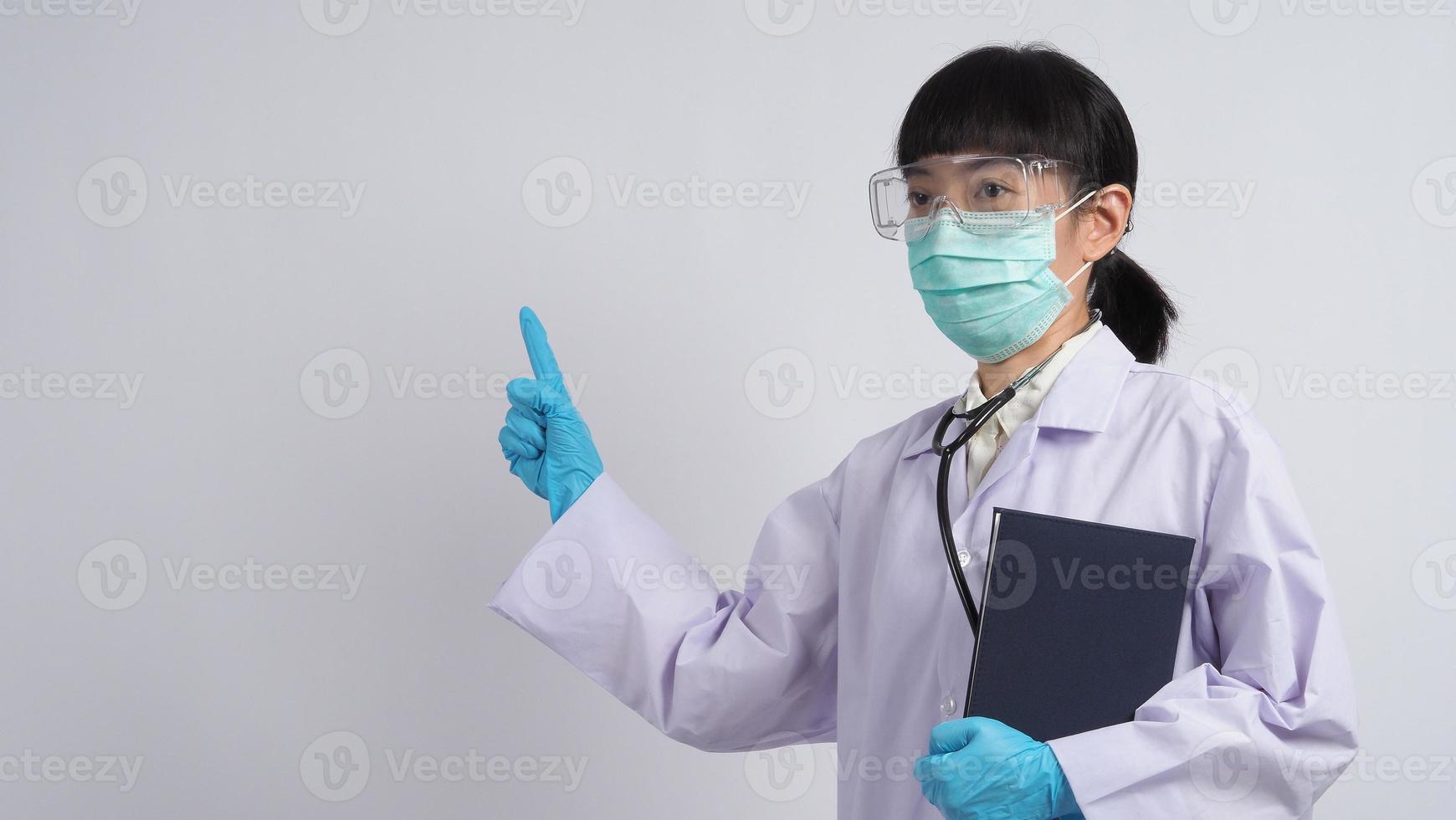 un médecin en uniforme pointe vers une zone vide. geste de la main. photo