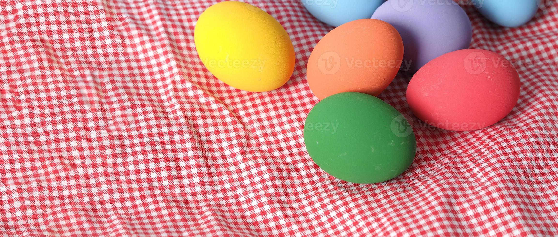 oeufs de pâques ou oeuf de couleur. multicolore des oeufs de pâques photo