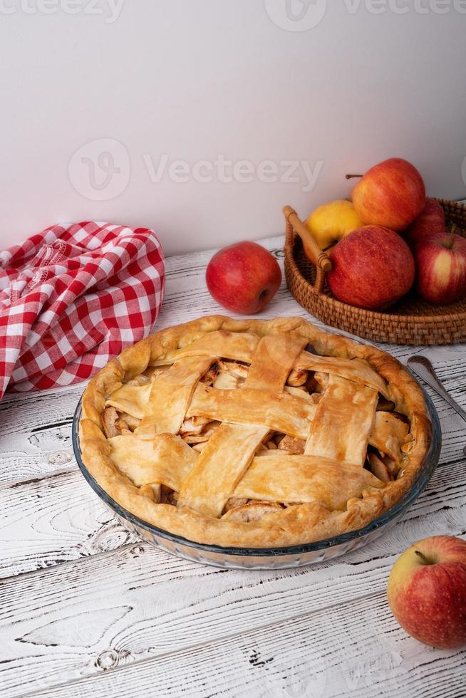 vue de dessus de la tarte aux pommes maison sur table en bois photo