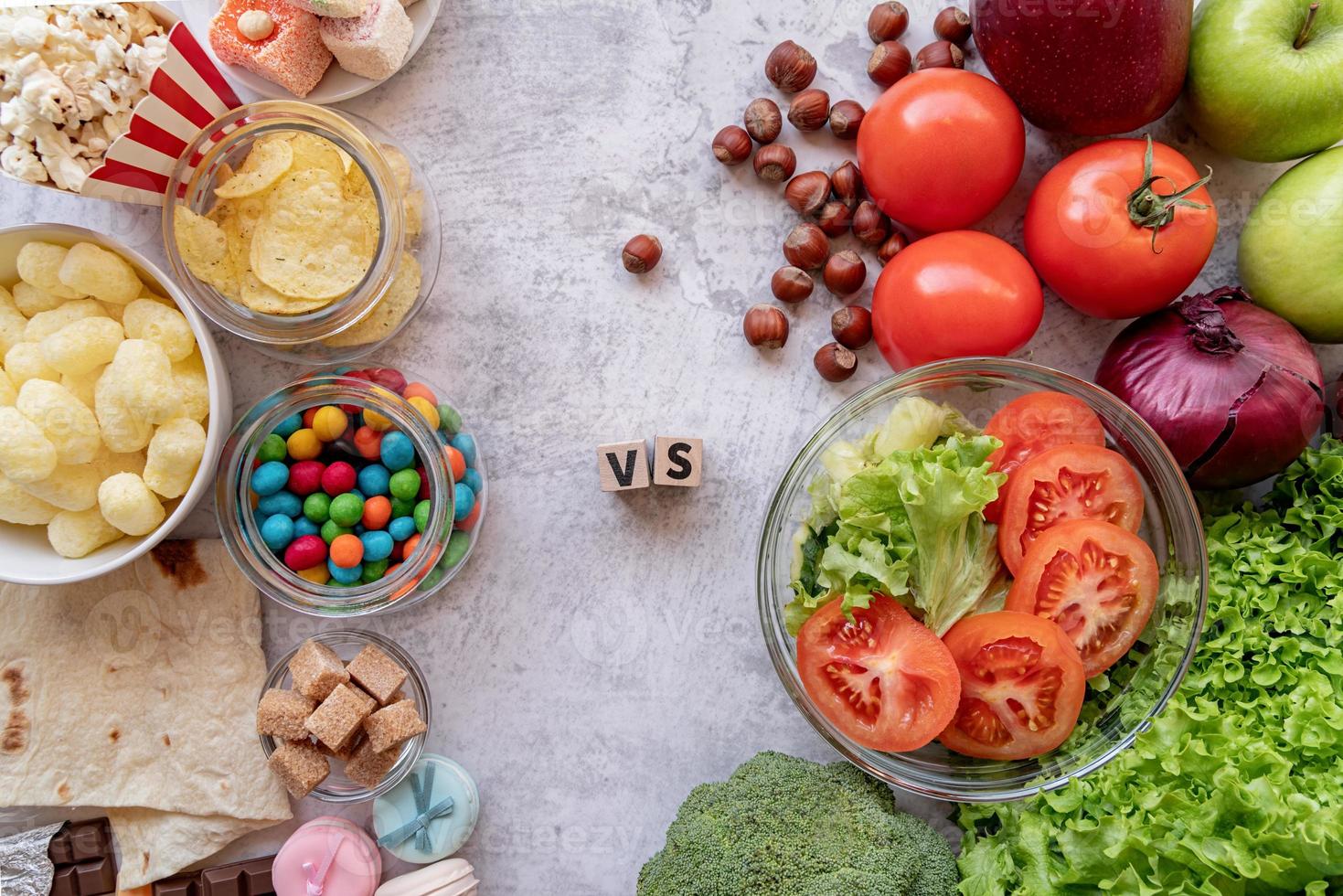 fruits et légumes vs bonbons et frites vue de dessus à plat photo