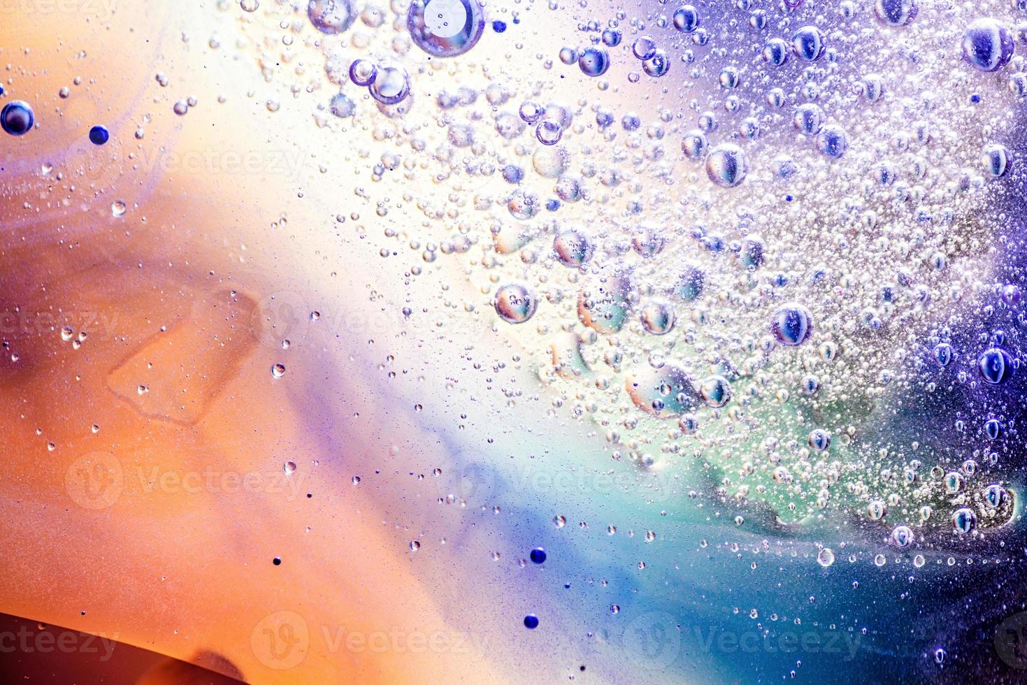 abstrait ou texture avec des bulles d'huile sur la surface de l'eau photo