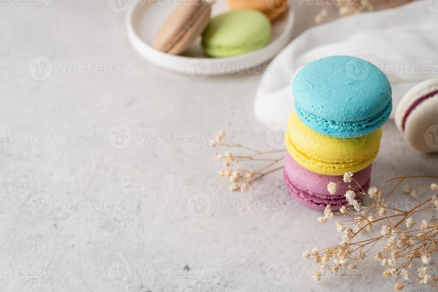 pile de macarons, macarons biscuit français photo