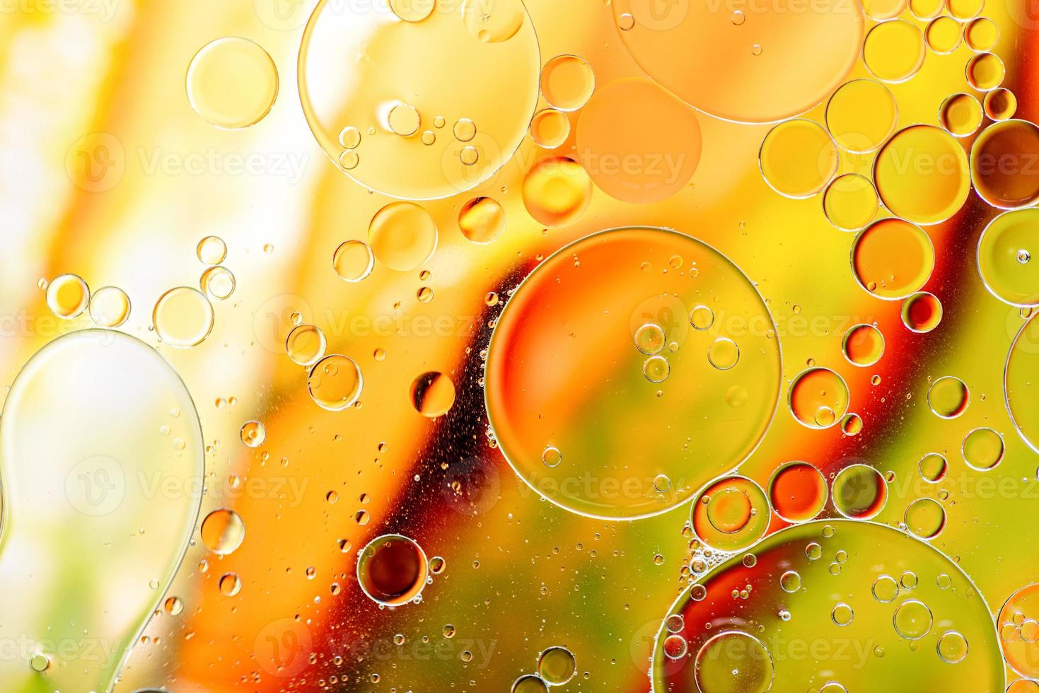 bulles colorées jaunes et vertes lumineuses sur la surface de l'eau en arrière-plan abstrait photo