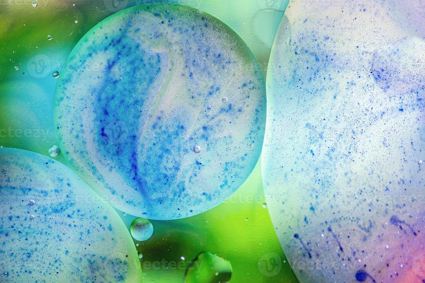 abstrait avec des bulles d'huile sur la surface de l'eau bleue et verte photo