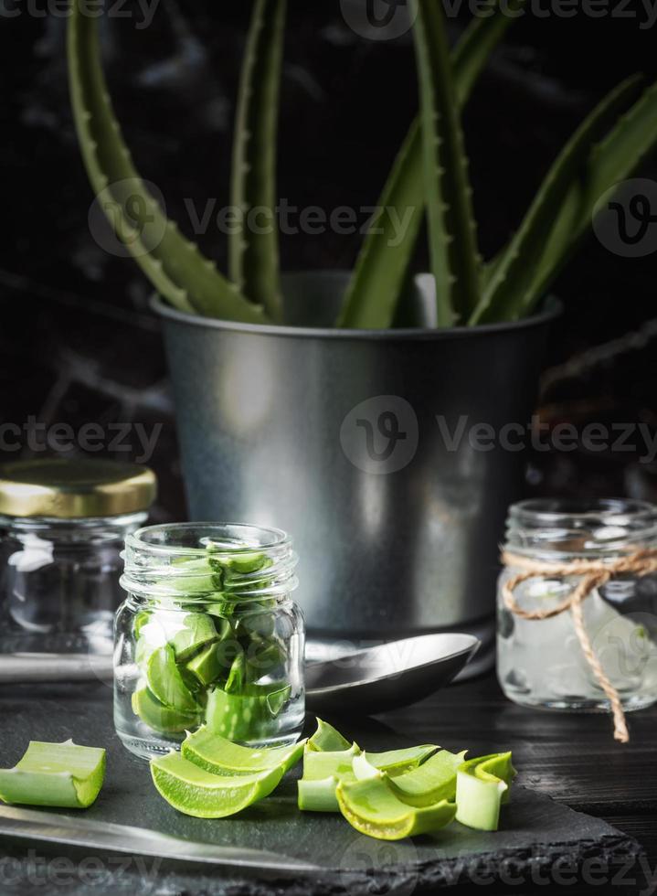 tranches d'aloe vera dans un bocal en verre vue de face espace de copie photo