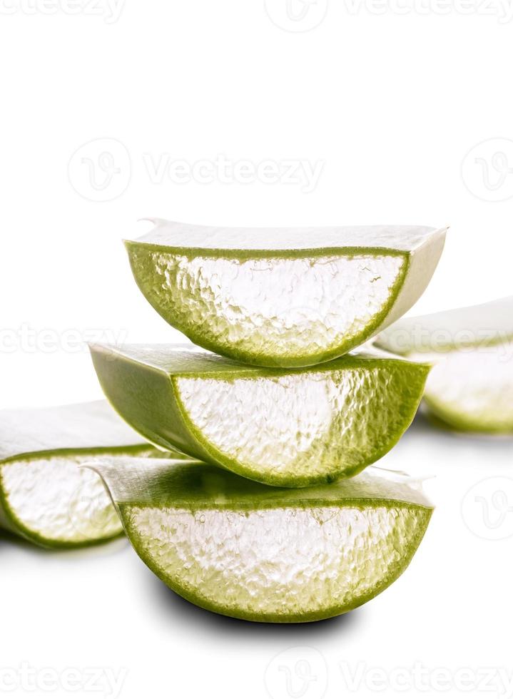 Feuilles d'aloe vera en tranches isolés sur fond blanc photo