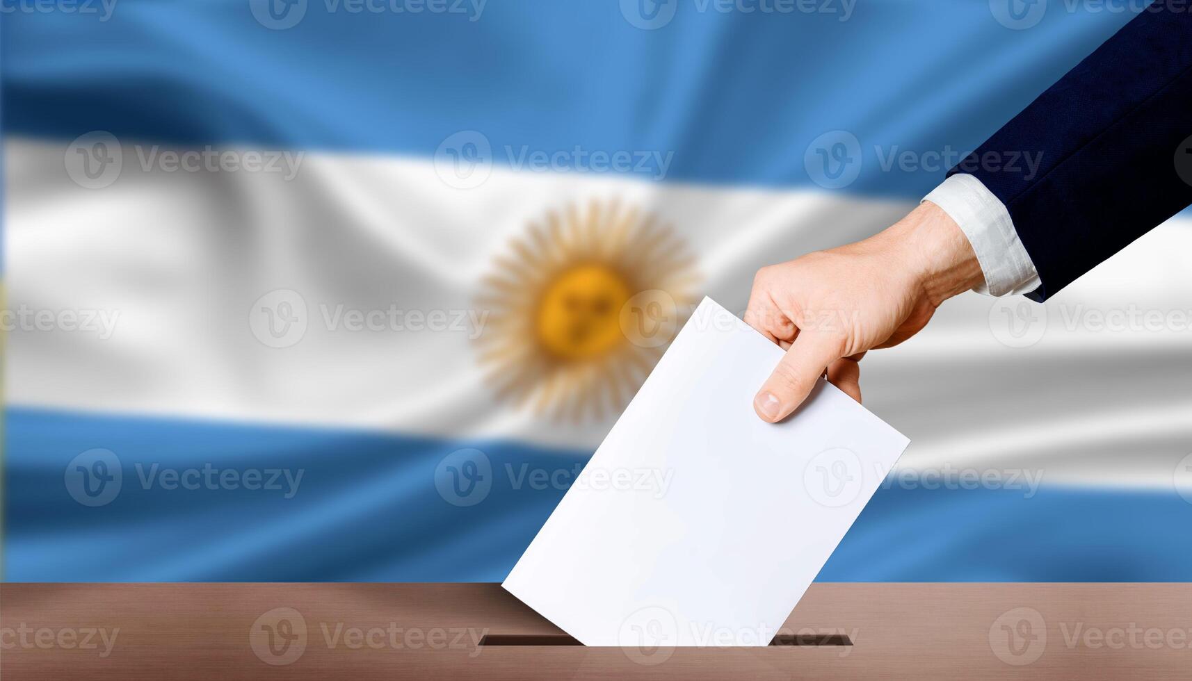 Argentine électoral élections concept. main en portant scrutin dans vote scrutin boîte avec Argentine drapeau dans Contexte. main homme met scrutin papier dans vote boîte sur Argentine drapeau Contexte photo