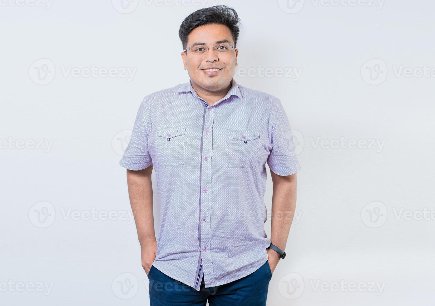 portrait de souriant Latin homme avec mains dans poche isolé. Jeune décontractée Latin homme avec mains dans poche. souriant Jeune nicaraguayen homme isolé photo